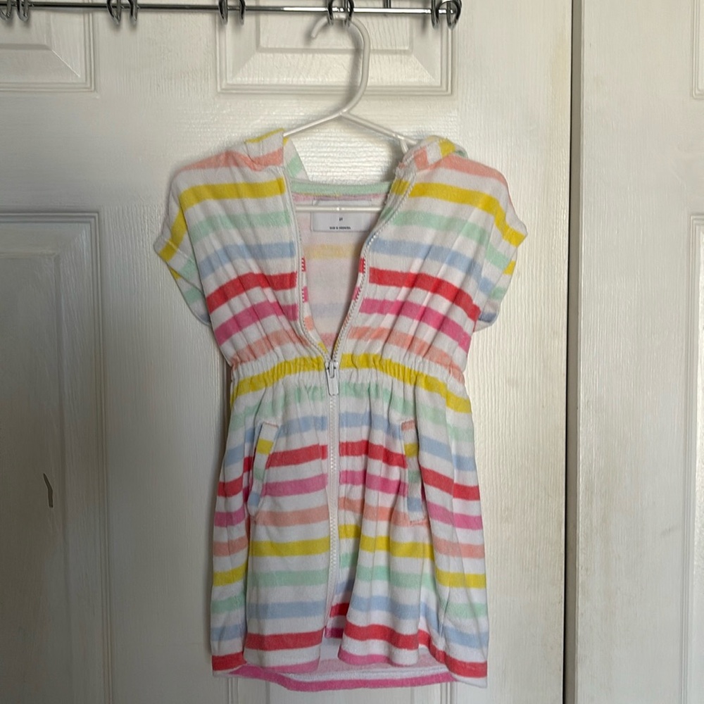 Old Navy 2T terry cloth cover up. Has pockets! Has hood and zips in front.